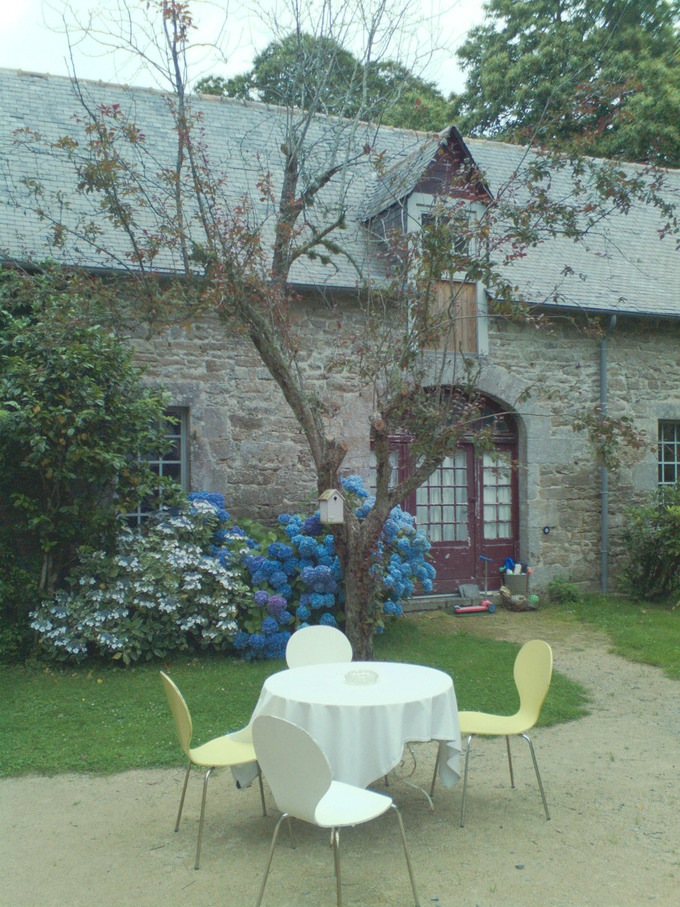 Table in front of a castle